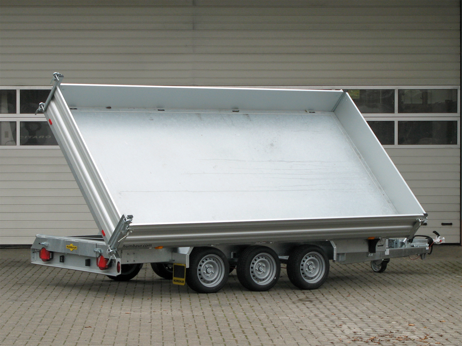 hu3027-1_humbaur_htk_350041_alu_tridem_1PWWJcTfvf8ZoA.jpg Humbaur HTK 3500.41 ALU Tridem 3 Achser mit E-Pumpe - Bild 1